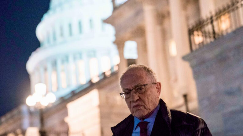 El abogado Alan Dershowitz, antiguo miembro del equipo legal del presidente Donald Trump, abandona el Capitolio de Estados Unidos luego de la continuación del impeachment en el Senado, el 29 de enero de 2020, en Washington, D.C. (Sarah Silbiger/Getty Images)
