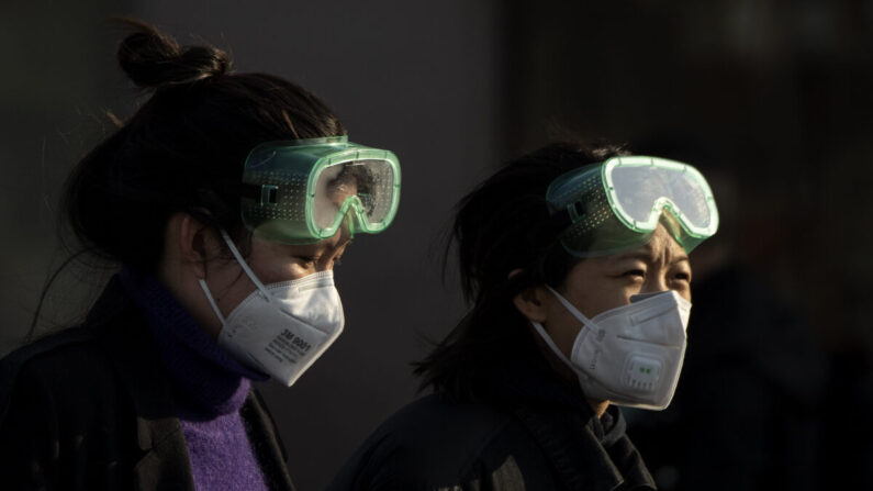 Viajeros con mascarillas llegan desde varias provincias a la estación de tren de Beijing el 3 de febrero de 2020. (Noel Celis/AFP vía Getty Images)