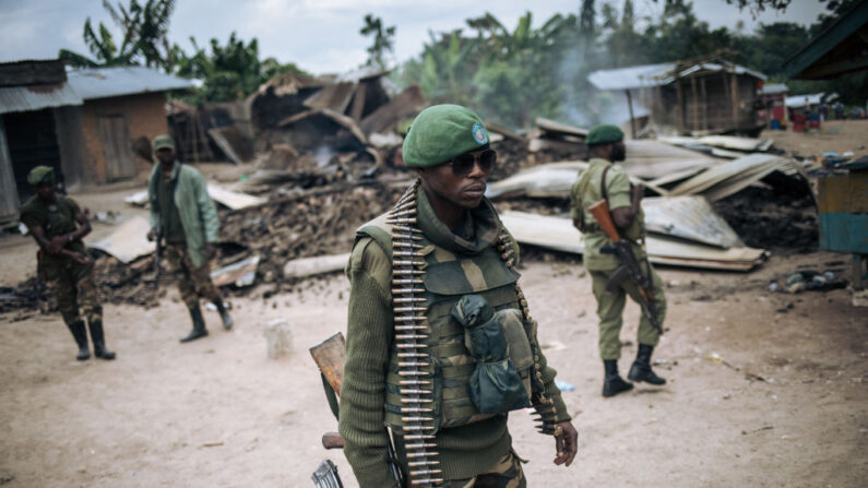 Un soldado de las Fuerzas Armadas de la República Democrática del Congo (FARDC) participa en una patrulla a pie en la aldea de Manzalaho, cerca de Beni, el 18 de febrero de 2020, tras un ataque presuntamente perpetrado por miembros del grupo rebelde Fuerzas Democráticas Aliadas (ADF). (Alexis Huguet / AFP vía Getty Images)