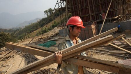 Migrantes chinos que trabajan en la Franja y la Ruta son mal pagados, maltratados y sobrecargados