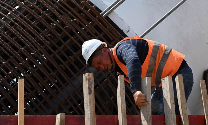 Un obrero chino trabaja en una obra de construcción de la ciudad portuaria de Colombo, que forma parte del plan chino de la Franja y la Ruta, de un billón de dólares, en Colombo, Sri Lanka, el 24 de febrero de 2020. (Ishara S. Kodikara/AFP vía Getty Images)