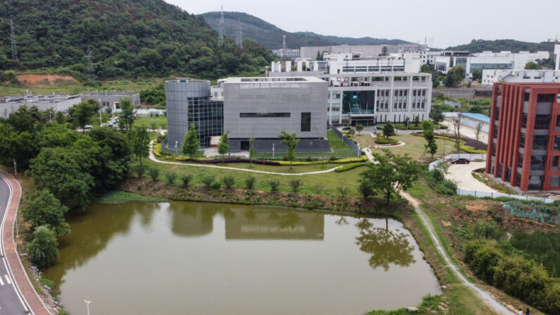 Esta vista aérea muestra el laboratorio P4 (C) en el campus del Instituto de Virología de Wuhan en Wuhan, en la provincia central china de Hubei, el 13 de mayo de 2020. (HECTOR RETAMAL/AFP vía Getty Images)