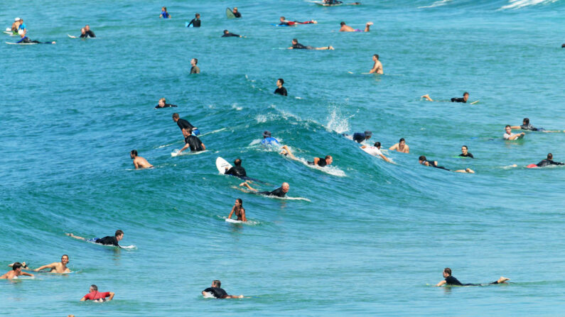 Se ven surfistas en la playa de Maroubra el 22 de marzo de 2020 en Sídney, Australia. (Mark Evans/Getty Images)
