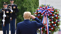 Trump rinde homenaje a los soldados caídos de EE. UU. en la declaración del Día de la Recordación