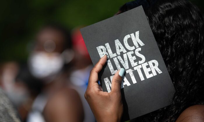 Un manifestante sostiene una tarjeta en la que se lee "Black Lives Matter" (Las vidas negras importan), fuera del juzgado del condado de Glynn en Brunswick, Georgia, el 4 de junio de 2020. (Sean Rayford/Getty Images)