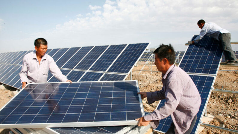 Trabajadores de la construcción instalan paneles solares en la central solar de Hami el 22 de agosto de 2011 en Hami, Región Autónoma Uigur de Xinjiang (China). (VCG/VCG vía Getty Images)