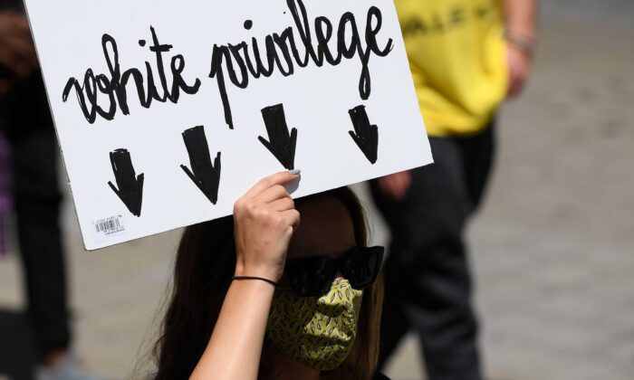 Una mujer sostiene un cartel que dice "privilegio blanco" durante una manifestación en Barcelona, España, el 14 de junio de 2020. (Josep Lago/AFP a través de Getty Images)