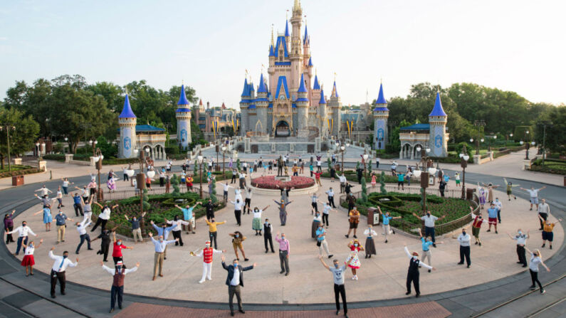 Directivos y miembros del elenco de Disney posan para una foto frente al Castillo de la Cenicienta antes de la reapertura por etapas del Parque Magic Kingdom, en Walt Disney World Resort, el 11 de julio de 2020, en Lake Buena Vista, Florida. (David Roark/Walt Disney World Resort a través de Getty Images)