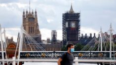 Reino Unido reduce nivel de alerta por covid-19