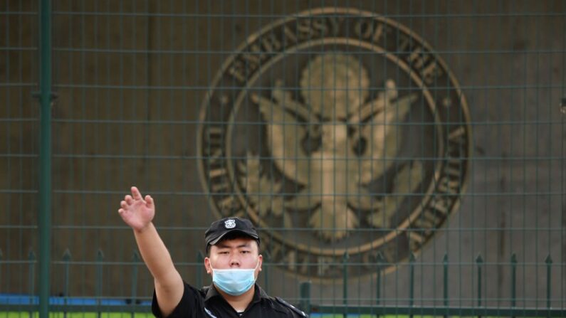 Un guardia de seguridad chino hace un gesto frente a la embajada de Estados Unidos en Beijing, China, el 12 de septiembre de 2020. (Greg Baker/AFP a través de Getty Images)