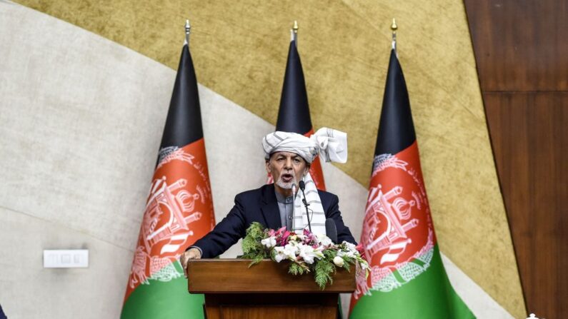 El presidente de Afganistán, Ashraf Ghani, habla durante la presentación de los nominados ministeriales en el Parlamento en Kabul el 21 de octubre de 2020. (Wakil Kohsar/AFP vía Getty Images)