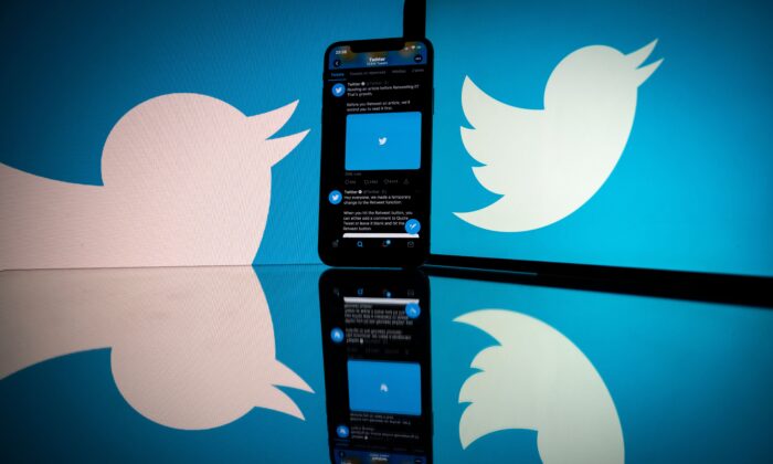 El logo de la red social estadounidense Twitter mostrado en la pantalla de un smartphone y un tablet en Toulouse, sur de Francia, el 26 de octubre de 2020. (Lionel Bonaventure/AFP vía Getty Images)