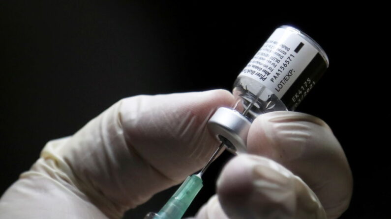 Un trabajador sanitario se prepara para administrar una vacuna anti-COVID en el Instituto Michener, en Toronto, Ontario, Canadá, el 14 de diciembre de 2020. (Carlos Osorio/POOL/AFP vía Getty Images)