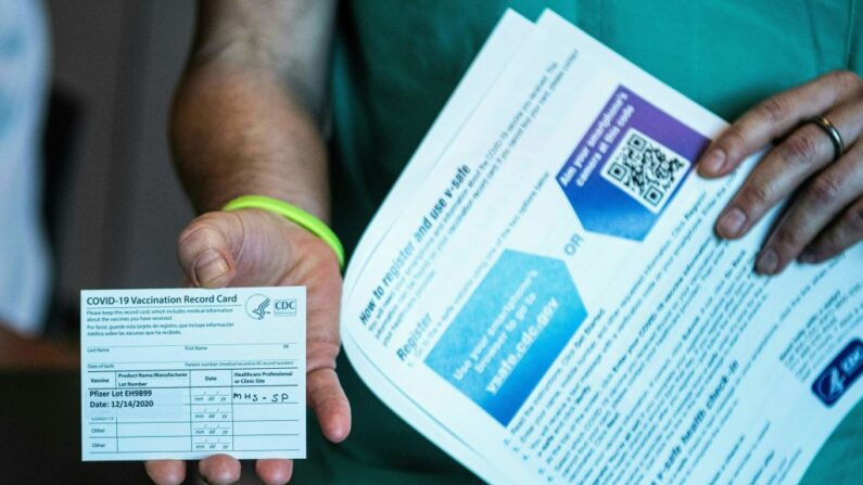Dan Lacey, un médico del Memorial Healthcare System, muestra su tarjeta de registro de vacunación después de recibir una vacuna COVID-19 de Pfizer-BioNtech en Miramar, Florida, el 14 de diciembre de 2020. (CHANDAN KHANNA/AFP vía Getty Images)
