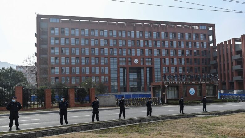 Esta vista general muestra al Instituto de Virología de Wuhan en Wuhan, en la provincia central china de Hubei, el 3 de febrero de 2021, (Hector RETAMAL/AFP a través de Getty Images)