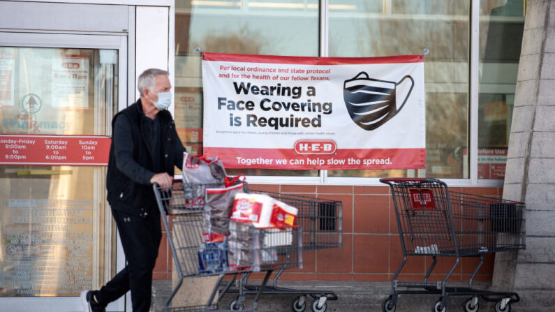 Un cliente sale de un supermercado HEB el 3 de marzo de 2021 en Austin, Texas (EE.UU.). (Montinique Monroe/Getty Images)