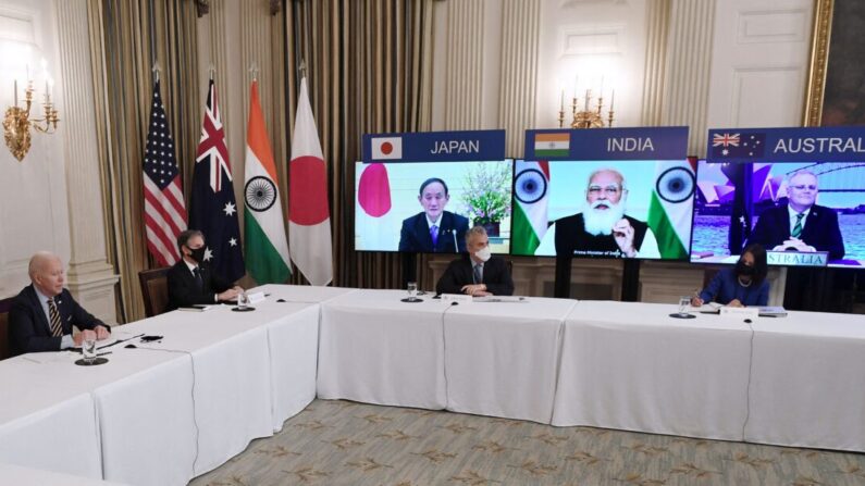 El presidente de EE.UU., Joe Biden (izq.), con el secretario de Estado Antony Blinken (2do izq.), se reúne virtualmente con miembros de la alianza "Quad" de Australia, India, Japón y Estados Unidos, en el Comedor de Estado de la Casa Blanca, en Washington, el 12 de marzo de 2021. (Olivier Douliery/AFP vía Getty Images)