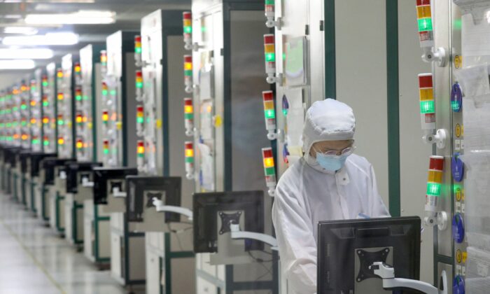 Un empleado trabajando en una fábrica de Jiejie Semiconductor Company en Nantong, China, el 17 de marzo de 2021. (STR/AFP vía Getty Images)