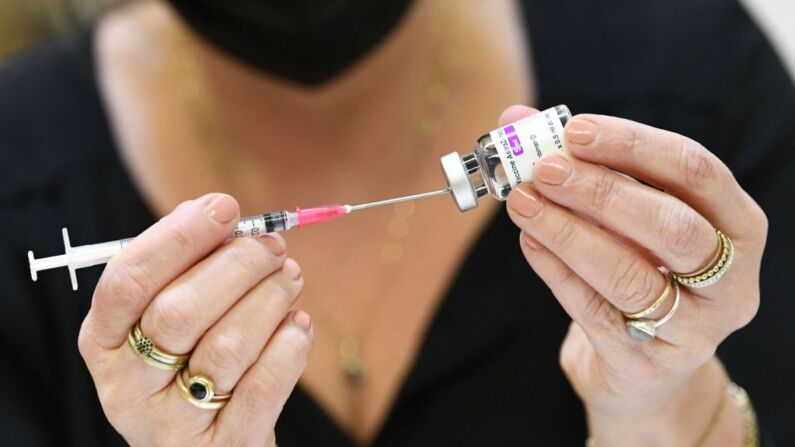 Una trabajadora sanitaria prepara una dosis de la vacuna de AstraZeneca el 20 de marzo de 2021 en Ede, Países Bajos, donde se reanuda la campaña de vacunación contra el covid-19 con la vacuna de AstraZeneca. (Piroschka Van De Wouw/ANP/AFP a través de Getty Images)