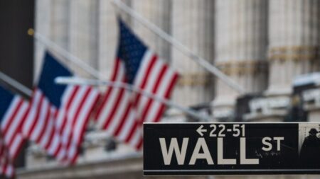 Pulso económico: las acciones mundiales caen, los futuros de Wall Street bajan, el dólar sube