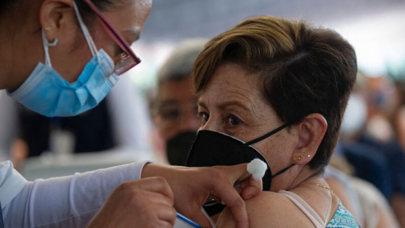 Una persona es inoculada con una dosis de vacuna contra el COVID-19 en un centro de vacunación instalado en el Estadio Olímpico Universitario en la colonia Coyoacán, en la Ciudad de México (México) el 30 de marzo de 2021. (Claudio Cruz/AFP vía Getty Images)