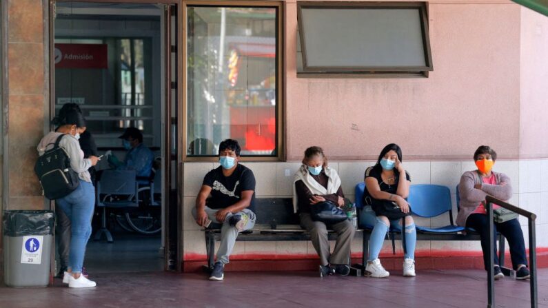 Personas esperan a ser atendidas en las afueras del Hospital San José ante la saturación del sistema sanitario por el alto número de contagios de covid-19, en Santiago (Chile) el 9 de abril de 2021. (Javier Torres/AFP vía Getty Images)