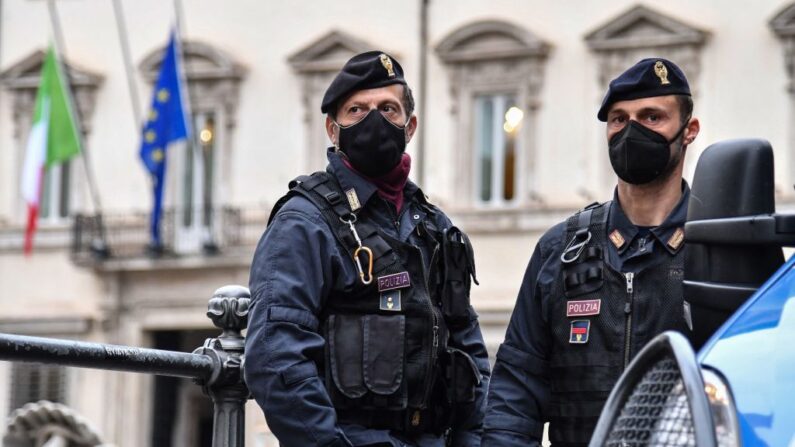 Dos hombres fueron detenidos el 1 de mayo de 2021 en la ciudad italiana de Brescia (norte) por prender fuego a un centro de vacunas contra el covid-19 y se les imputan delitos como terrorismo y tenencia de armas de guerra. (Alberto Pizzoli/AFP vía Getty Images)