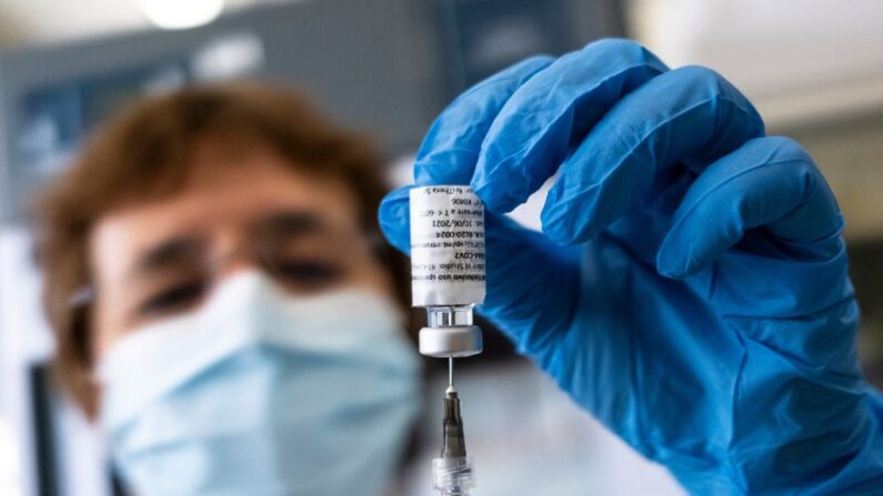 Un trabajador médico prepara una dosis de la vacuna experimental contra el covid-19 en la farmacia del hospital Sant'Andrea de Vercelli, Piamonte, Italia, el 15 de abril de 2021. (Marco Bertorello/AFP vía Getty Images)