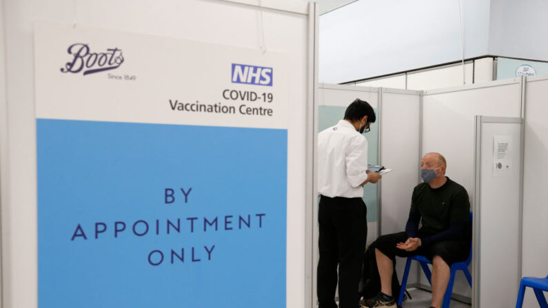 Una persona espera para recibir una vacuna anti-COVID en una farmacia Boots de Fleet Street, en la City de Londres, Reino Unido, el 16 de abril de 2021, en Londres, Inglaterra. (Hollie Adams/Getty Images)