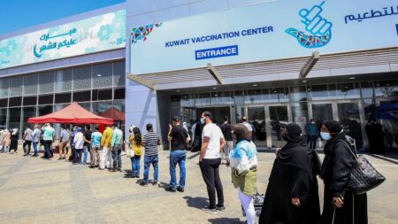 Kuwait prohíbe viajar al extranjero a quienes no se hayan vacunado contra covid-19