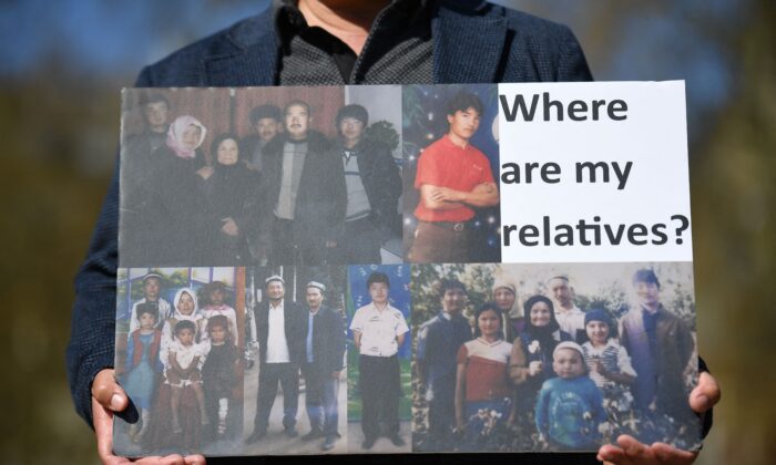 Miembro de la comunidad uigur sostiene una pancarta en Londres el 22 de abril de 202, mientras se une a una manifestación para pedir al parlamento británico que vote para reconocer la persecución que estaría sufriendo la minoría musulmana uigur de China como genocidio y crímenes contra la humanidad. (Justin Tallis/AFP vía Getty Images)
