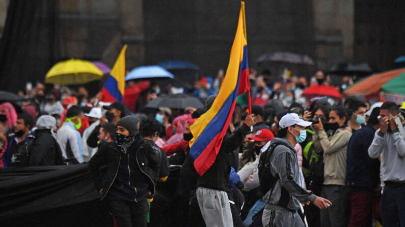 Personas son vistas durante una manifestación contra la reforma tributaria propuesta por el presidente colombiano Iván Duque, en Bogotá (Colombia), el 28 de abril de 2021. (Juan Barreto/AFP vía Getty Images)