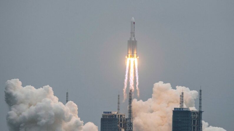 Un cohete Long March 5B, que transporta el módulo central de la estación espacial Tianhe de China, despega del Centro de Lanzamiento Espacial de Wenchang, en la provincia meridional china de Hainan, el 29 de abril de 2021. (STR/AFP vía Getty Images)