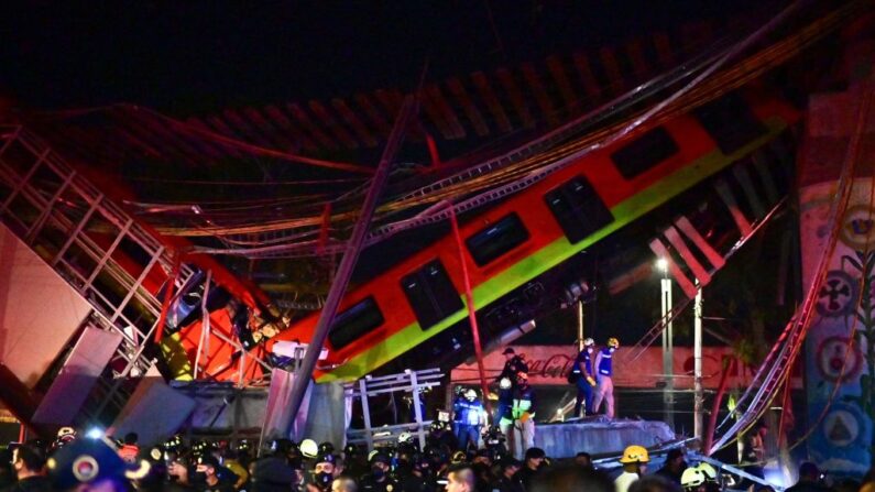 Los trabajadores de rescate se reúnen en el lugar de un accidente de tren de metro después de que un paso elevado para un metro se derrumbó parcialmente en la Ciudad de México (México) el 3 de mayo de 2021. (Pedro Pardo/AFP vía Getty Images)