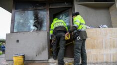Incendian estación policial con agentes dentro en Colombia