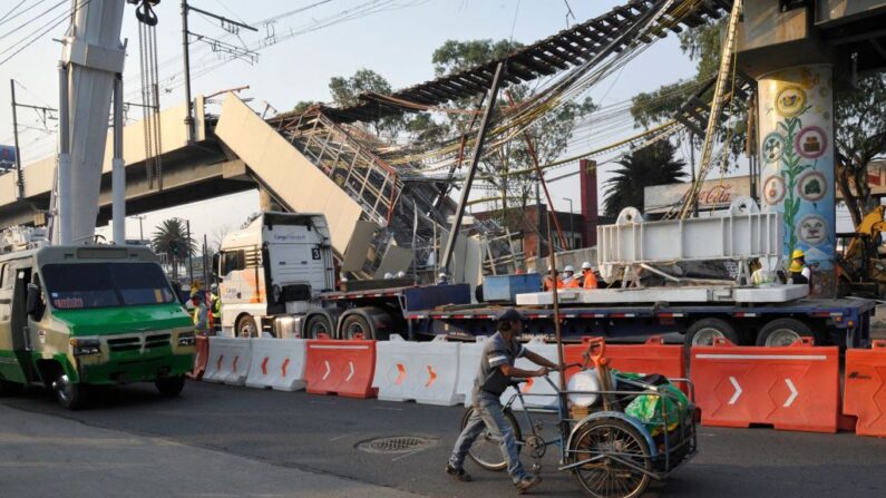 Vista del lugar del accidente ferroviario tras el colapso de una línea de metro elevado en Ciudad de México el 5 de mayo de 2021. (Claudio Cruz/AFP vía Getty Images)