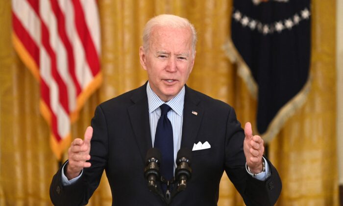 El presidente de EE. UU., Joe Biden, habla sobre el informe de empleo de abril en la Sala Este de la Casa Blanca el 7 de mayo de 2021. (Saul Loeb/AFP vía Getty Images)