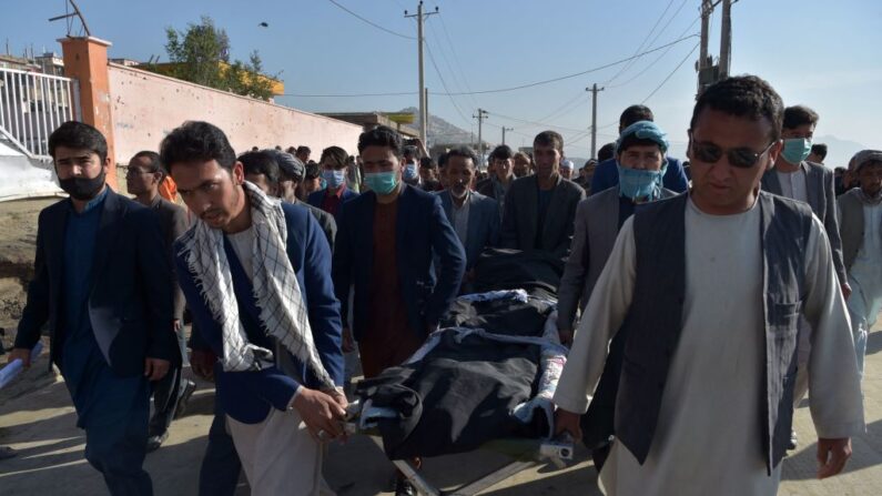 Los dolientes chiítas llevan el cuerpo de una alumna, que murió en las múltiples explosiones del 8 de mayo de 2021 fuera de una escuela de niñas, para su entierro en Dasht-e-Barchi en las afueras de Kabul el 9 de mayo de 2021. (Wakil Kohsar/AFP a través de Getty Images)