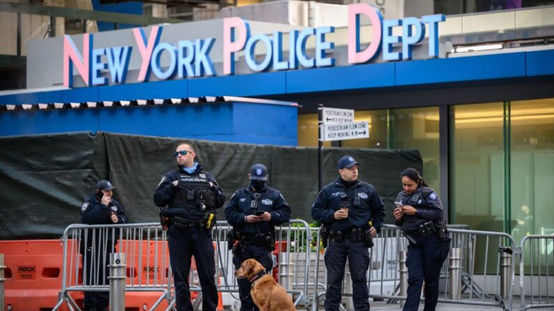 Agentes del Departamento de Policía de Nueva York (NYPD) en Times Square en Nueva York el 9 de mayo de 2021. (Ed Jones/AFP vía Getty Images)
