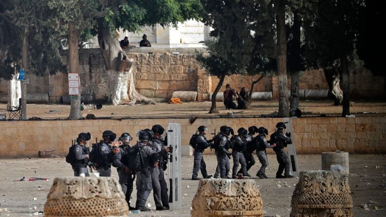 Los palestinos se enfrentan a las fuerzas de seguridad israelíes en el recinto de la mezquita de Al-Aqsa de Jerusalén el 10 de mayo de 2021, antes de una marcha prevista para conmemorar la toma de Jerusalén por parte de Israel en la Guerra de los Seis Días de 1967. (Ahmad Gharabli/AFP vía Getty Images)