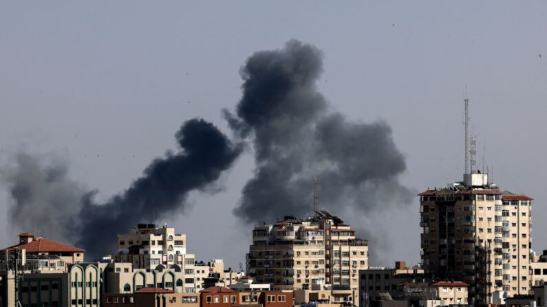 Los ataques aéreos israelíes en la Franja de Gaza, controlada por el grupo terrorista islámico palestino Hamás, provocan humo el 11 de mayo de 2021. (Mahmud Hams/AFP vía Getty Images)