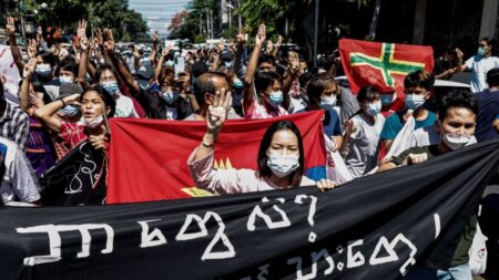 Gobierno electo birmano acuerda con un grupo rebelde combatir al Ejército