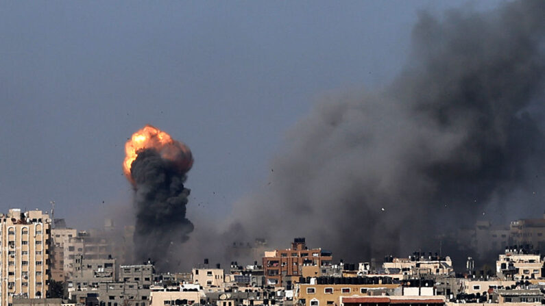 Se ve humo tras los bombardeos israelíes sobre la ciudad de Gaza el 12 de mayo de 2021, en medio de las hostilidades más intensas de los últimos siete años entre los terroristas palestinos e israelíes. (Mahmud Hams/AFP vía Getty Images)