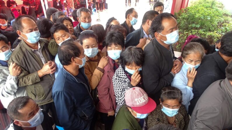 La gente espera recibir una vacuna contra el COVID-19 en el condado de Linquan, ciudad de Fuyang, en la provincia de Anhui, en el este de China, el 13 de mayo de 2021. (AFP a través de Getty Images)