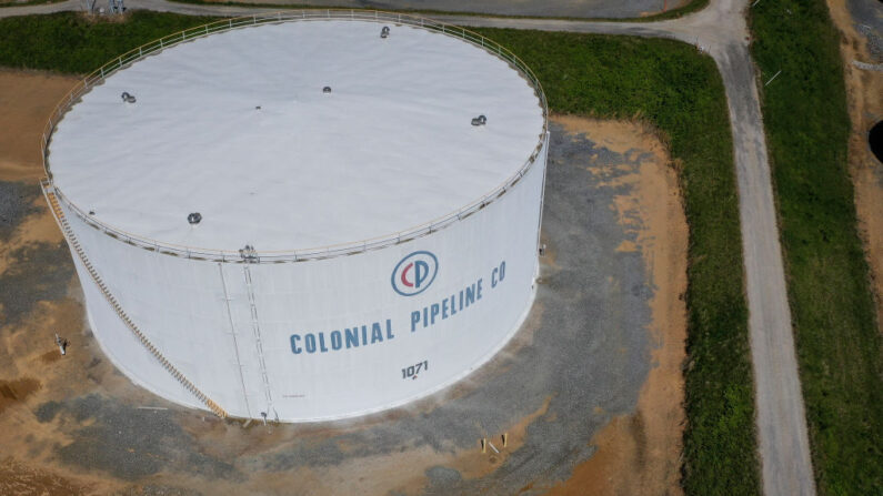En una vista aérea, los tanques de almacenamiento de combustible se ven en la estación Dorsey Junction de Colonial Pipeline el 13 de mayo de 2021 en Washington, D.C. (Drew Angerer/Getty Images)