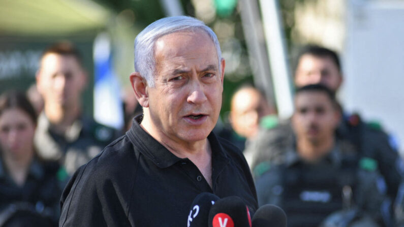El primer ministro israelí, Benjamín Netanyahu, habla durante una reunión con la policía fronteriza israelí, en la ciudad central de Lod, cerca de Tel Aviv, el 13 de mayo de 2021. (Yuval Chen/POOL/AFP vía Getty Images)