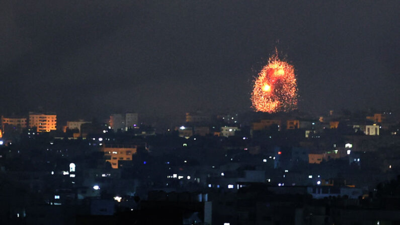 Una explosión ilumina el cielo tras un ataque aéreo israelí en Beit Lahia, en el norte de la Franja de Gaza, el 14 de mayo de 2021. (Mohammed Abed/AFP vía Getty Images)