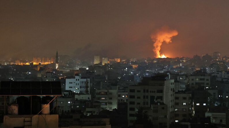 Texto original
Una explosión ilumina el cielo tras un ataque aéreo israelí en Beit Lahia, en el norte de la Franja de Gaza, el 14 de mayo de 2021. (Mohammed Abed/AFP vía Getty Images)
