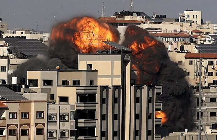 Una imagen muestra la explosión tras un ataque israelí dirigido a un edificio en la ciudad de Gaza el 14 de mayo de 2021. (Mahmud Hams/AFP vía Getty Images)
