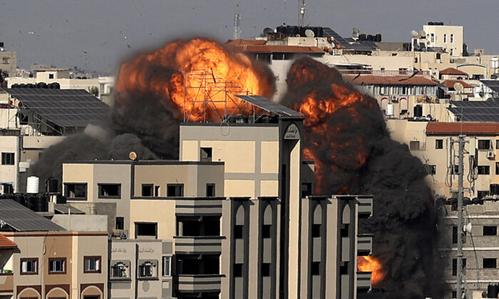 Una explosión después de un ataque israelí contra un edificio en la ciudad de Gaza, el 14 de mayo de 2021. (Mahmud Hams/AFP a través de Getty Images)